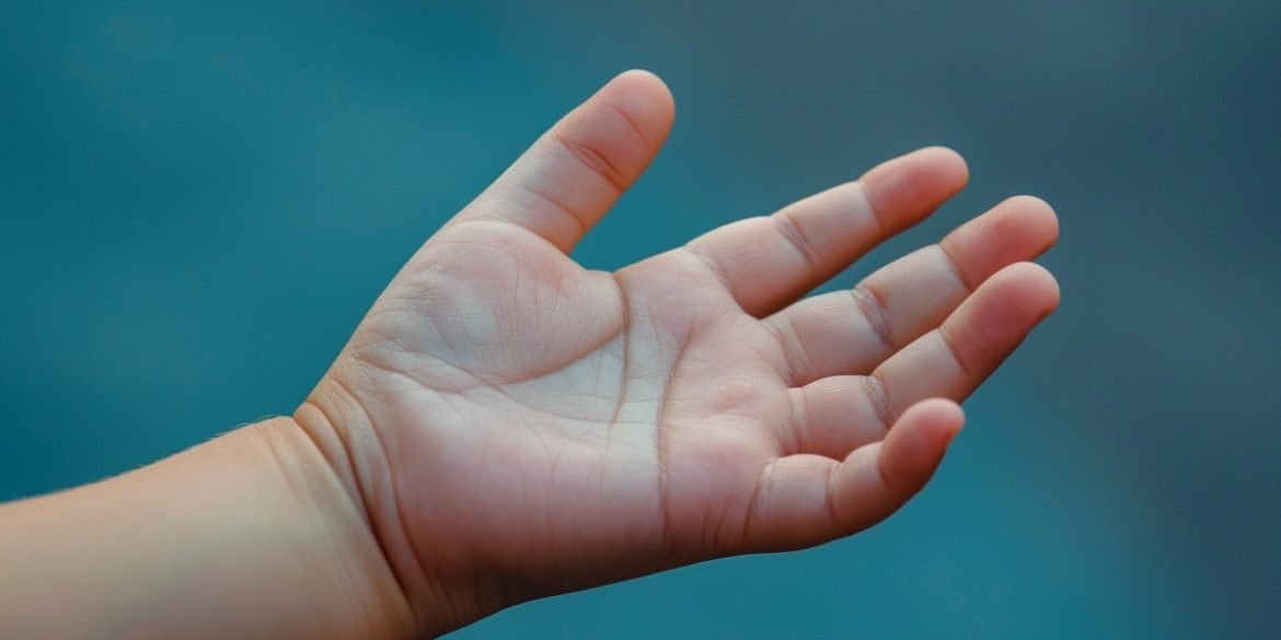 This shows a left hand.